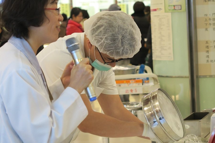 台安醫院8日在醫院大廳中，現場示範全穀類麵包如何製作。（photo by 林亭妤／台灣醒報）