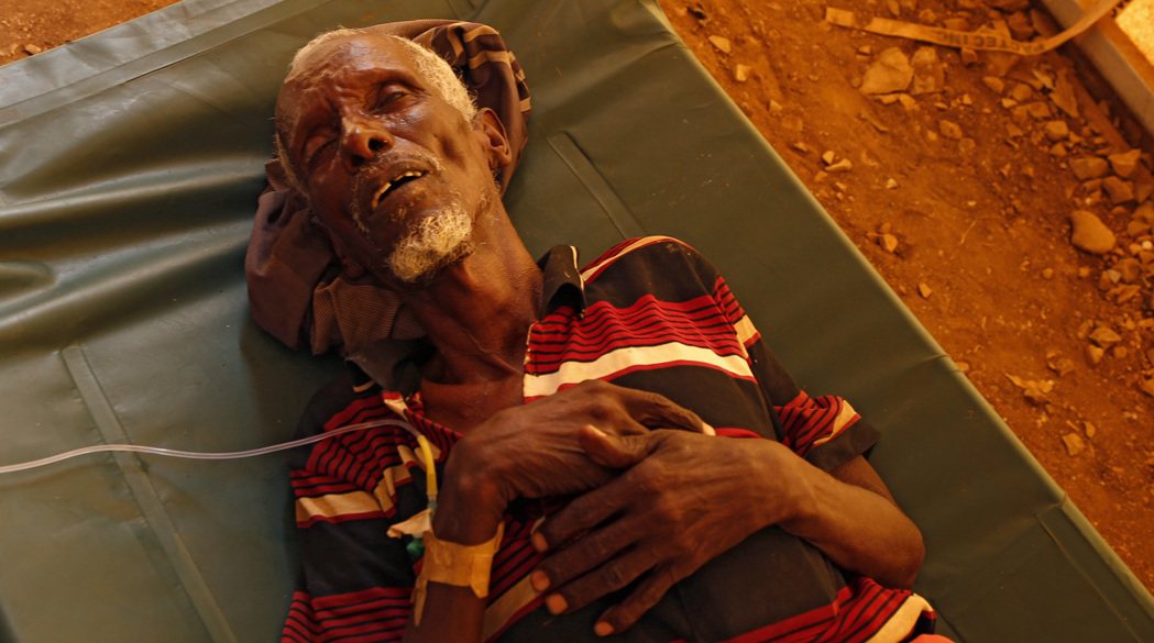 聯合國祕書長古特瑞斯7日前往索馬利亞的拜多亞市，訪察當地旱災及霍亂疫情。圖為拜市...