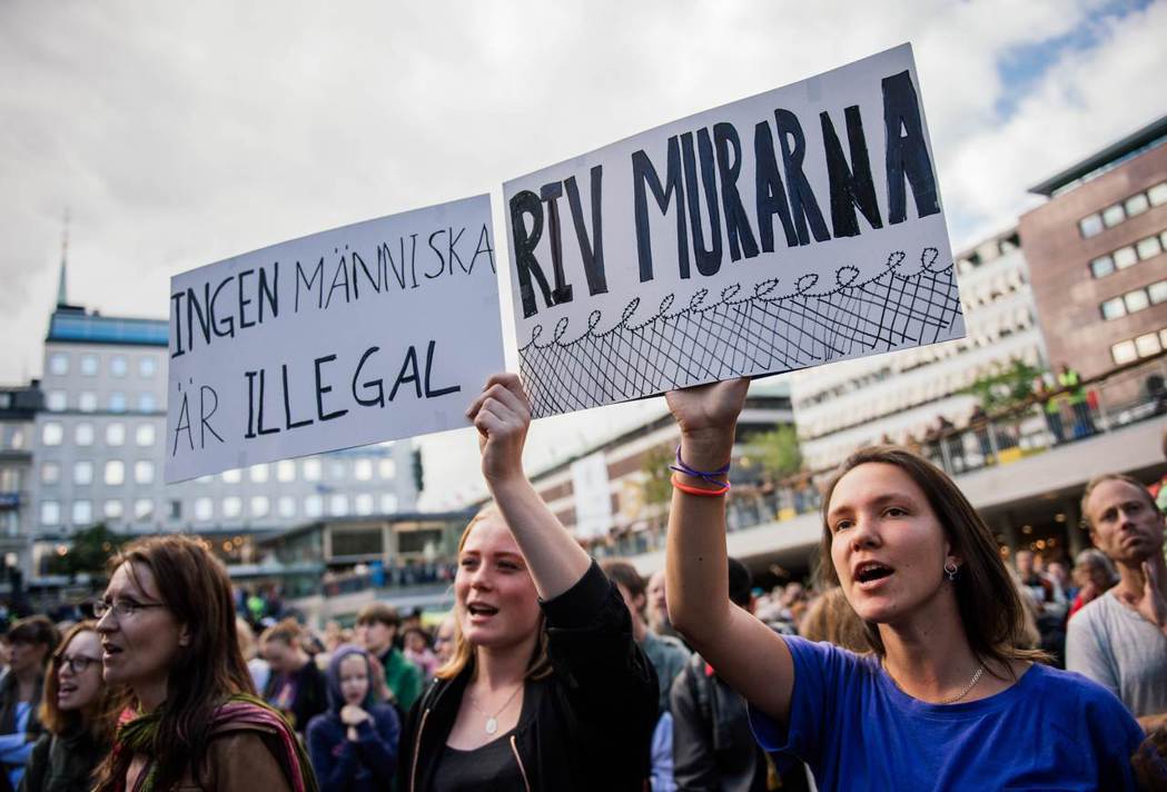 2015年末，敘利亞難民潮爆發，當時有千萬名瑞典人齊聚斯德哥爾摩街頭，表示歡迎難...