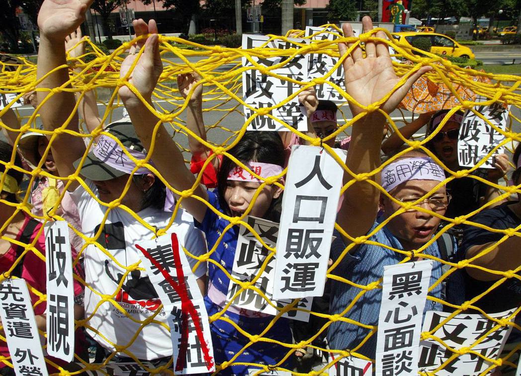 台灣有很多人為外籍配偶、外籍勞工爭取權利。圖為南洋姊妹會等多個國際移民移工團體，...