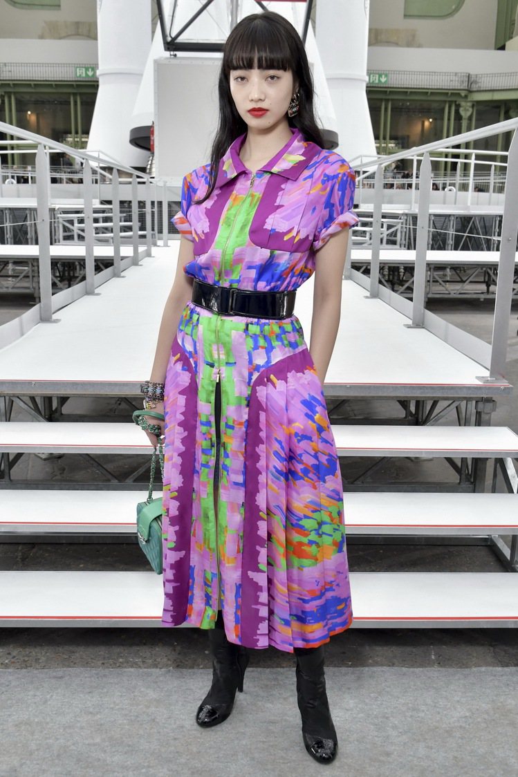 穿著春夏系列多彩數位印花斜紋平織洋裝的日本女星小松菜奈，則是以綠色鍊袋小方包搭配...