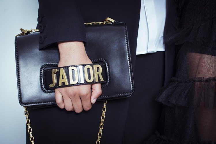 JADIOR黑色小牛皮手拿包，價格店洽。圖／Dior提供