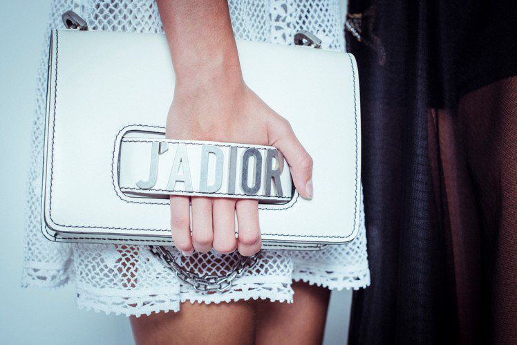 JADIOR白色小牛皮手拿包，價格店洽。圖／Dior提供