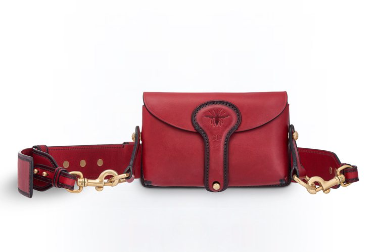 全台獨家D Bee深邃紅色小牛皮與小蜜蜂圖騰迷你型肩背包，售價72,000。圖／Dior提供