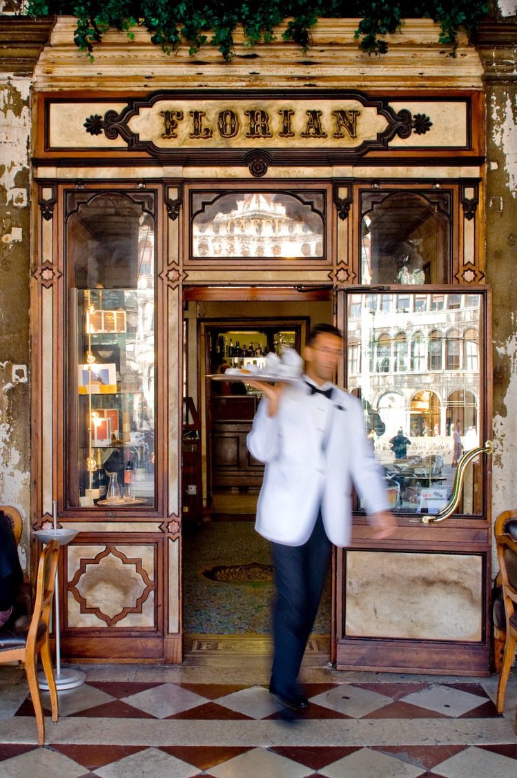 在聖馬可廣場看到Caffe Florian的銀製托盤服務，已成花神象徵的一道美麗風景。圖／新光三越提供