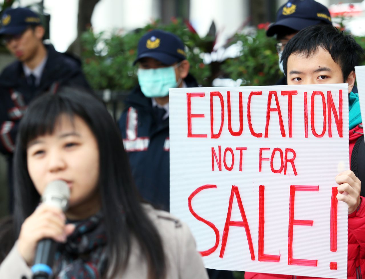 反教育商品化同盟昨天在教育部前舉辦「私校獲利破天荒，膏火為何不克不及降」記者會，訴求...