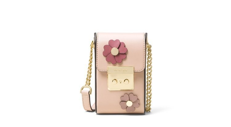 粉色立體花飾相機包，售價13,500元。圖／MICHAEL KORS提供