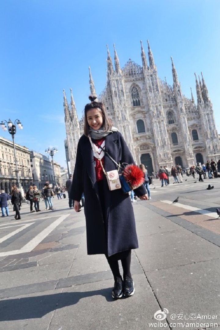 安心亞背著MICHAEL KORS立體花飾方型相機包在米蘭留影；包款售價13,500元。圖／取自微博