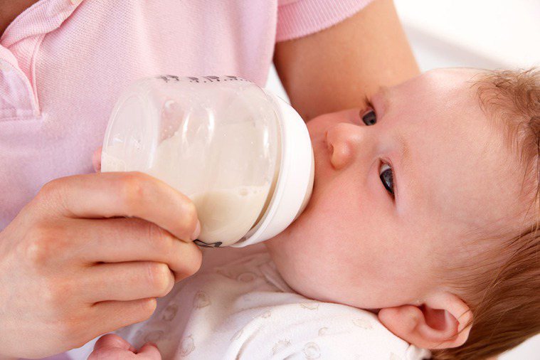 不要為了計算奶量而把親餵改成瓶餵。 圖片／ingimage