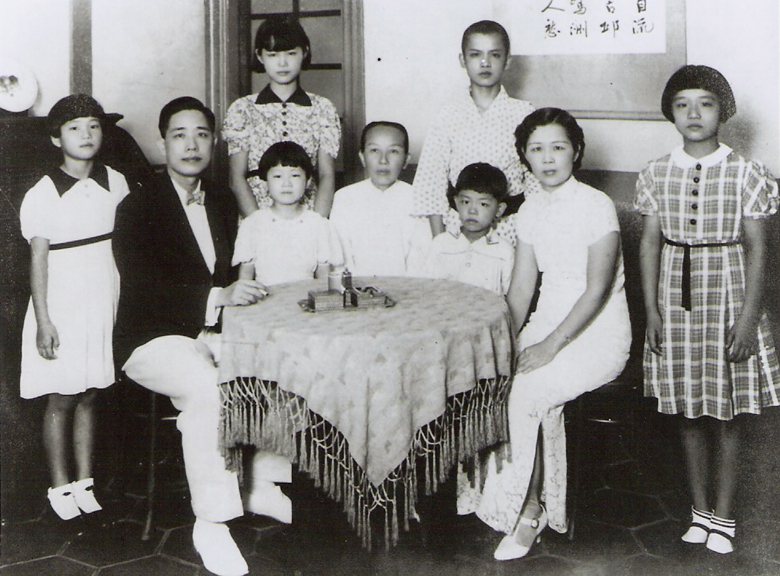 陳炘（前排左二）育有二子五女，照片攝於1940年。 圖／陳炘家屬提供