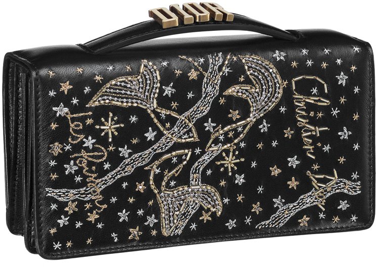 微風獨家十二星座黑色手工刺繡小羊皮晚宴包（圖為雙魚座），各售73,000元。圖／Dior提供