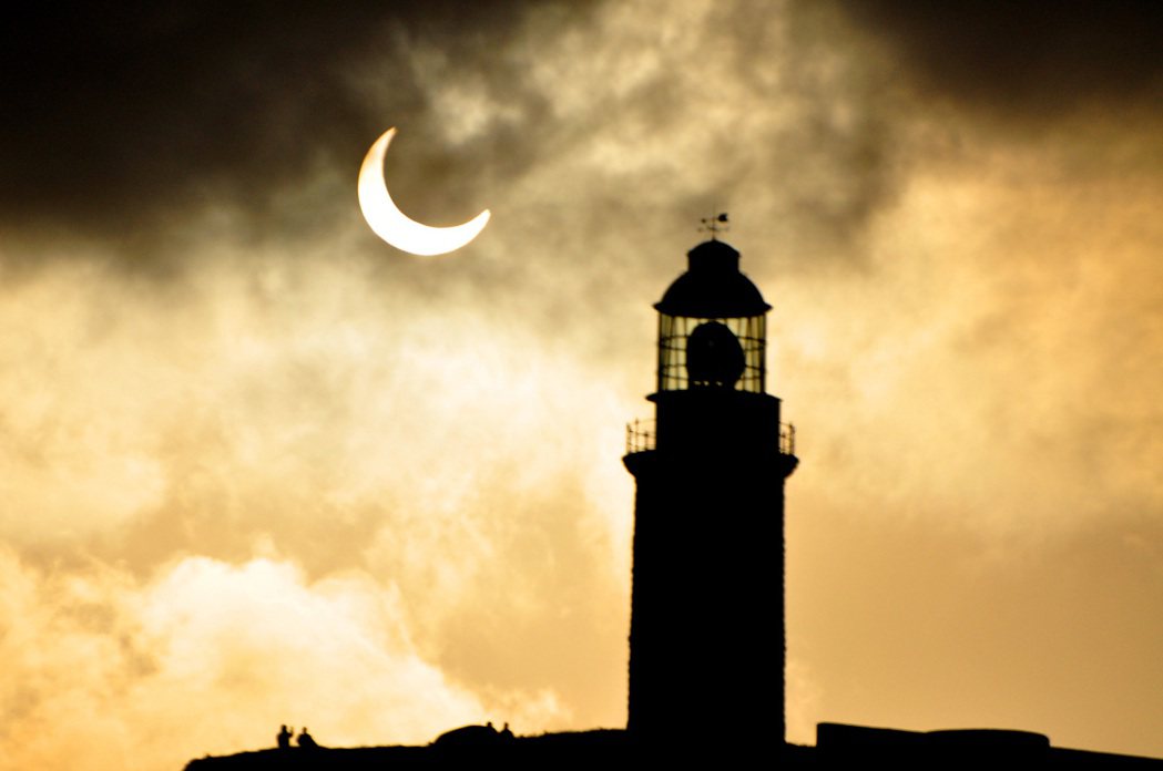 圖為2012年5月21號清晨中央氣象局人員在連江縣莒光鄉東莒島拍攝的日食景象，旁...
