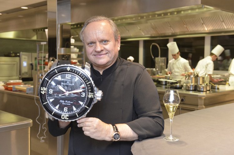 知名米其林主廚侯布雄是瑞士鐘表BLANCPAIN的品牌之友，其位於台灣的首家餐廳也於日前裝飾經典五十噚掛鐘。圖／寶鉑提供