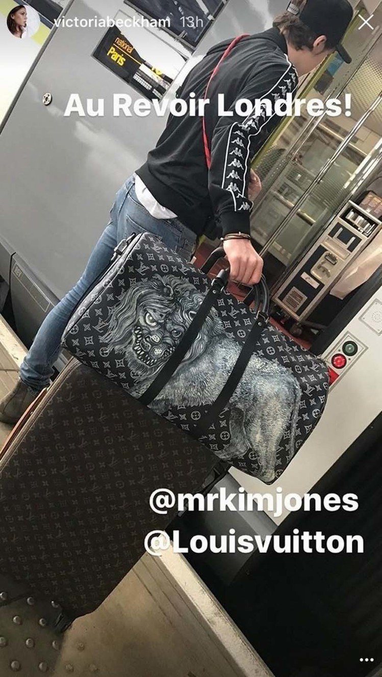 維多利亞貝克漢和大兒子布魯克林到巴黎旅行，布魯克林幫忙提行李，Louis Vuitton春夏動物印花的大型提袋和行李箱特別搶眼。圖／擷自instagram