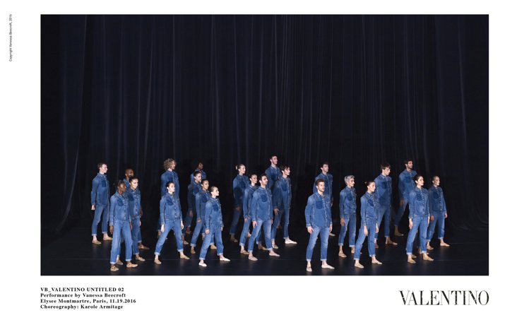 VALENTINO ROCKSTUD UNTITLED系列再度攜手藝術家Vanessa Beecroft，讓24位來自巴黎芭蕾學院的舞者展示此系列中性丹寧服裝。圖／Valentino提供
