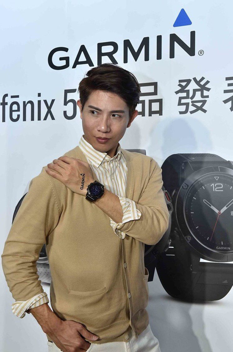 Garmin fenix 5系列發表，李明川以石板灰色鏈帶搭配都會質男淺杏色針織外套。記者陳立儀／攝影