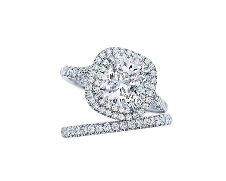 Tiffany Soleste枕形切割鑽石鉑金戒指，鑽戒主石1.03克拉，G色、淨度VS1，參考價72萬元；結婚戒環12萬3,000元。圖╱Tiffany提供