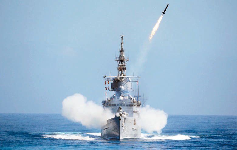 圖為海軍濟陽級巡防艦實施反潛火箭射擊。 圖／本報系資料照
