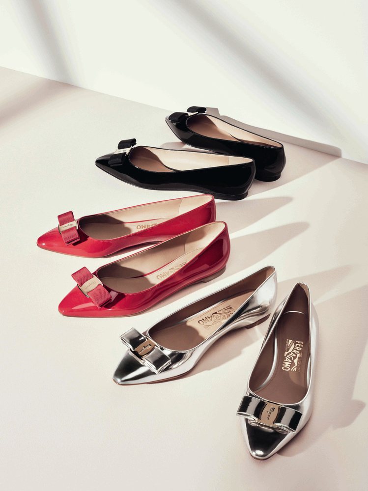Vara Chic系列黑色、紅色及銀色漆皮平底鞋，各21,500元。圖／Ferragamo提供
