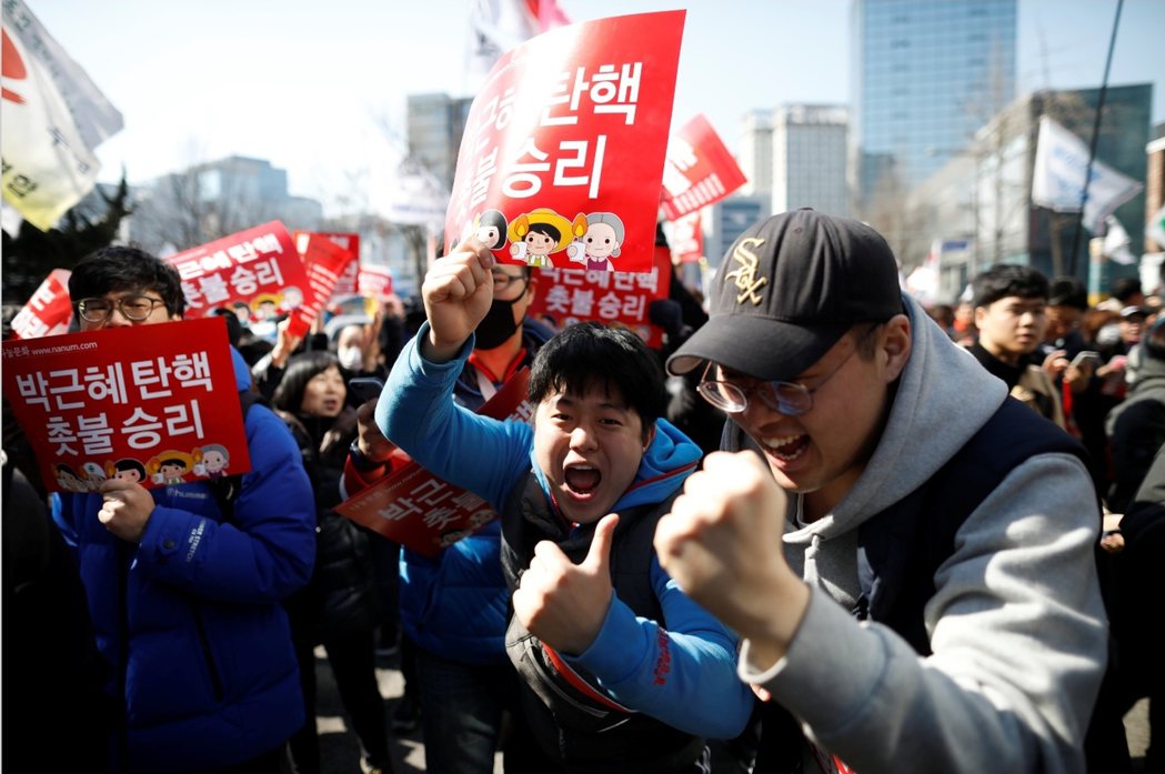 同日的首爾，反朴的示威者卻大感振奮，這一天也被認為是韓國民主政治的里程碑。 圖／...