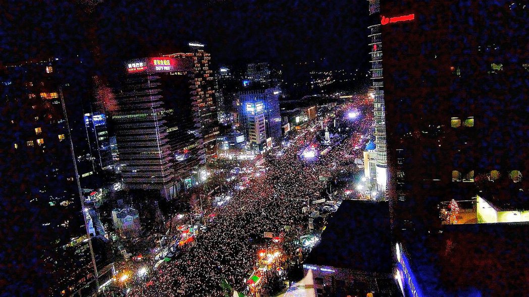 干政案爆發後，連續9週，我奔波在首爾市中心的抗議現場觀察，要求朴槿惠下台的集會規...