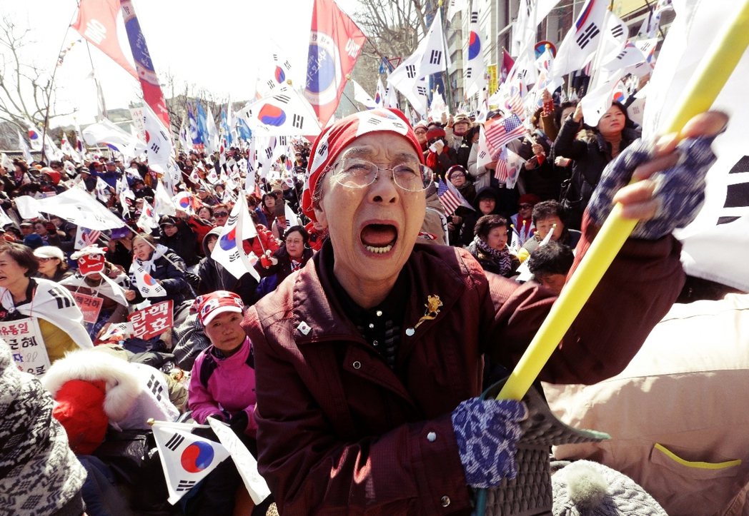 3月10日，彈劾結果出爐，朴槿惠確定失去總統身份，挺朴支持者集體崩潰。 圖／美聯...