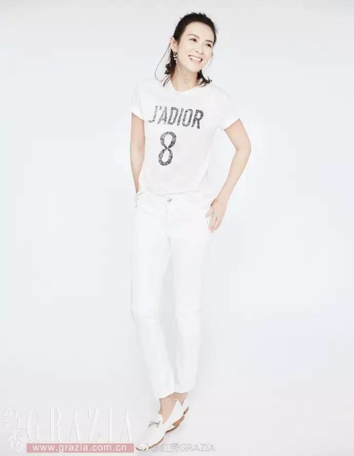 章子怡以清爽的純白視覺登上時尚雜誌內頁。圖／取自微博