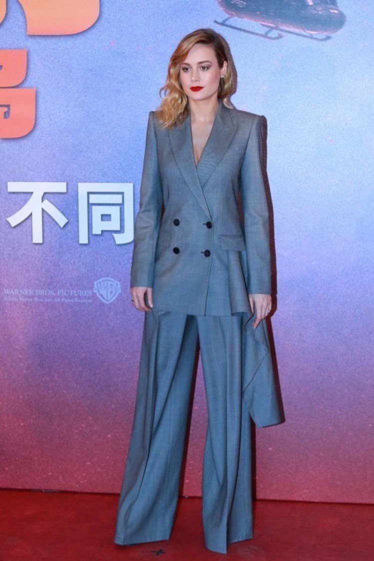奧斯卡影后布麗拉森穿著Alexander McQueen 2017秋冬系列的西裝褲裝出席北京的電影宣傳活動，外套側邊搭配長裙擺的設計為整身造型更添女人味。圖／摘自Fashion Sizzle