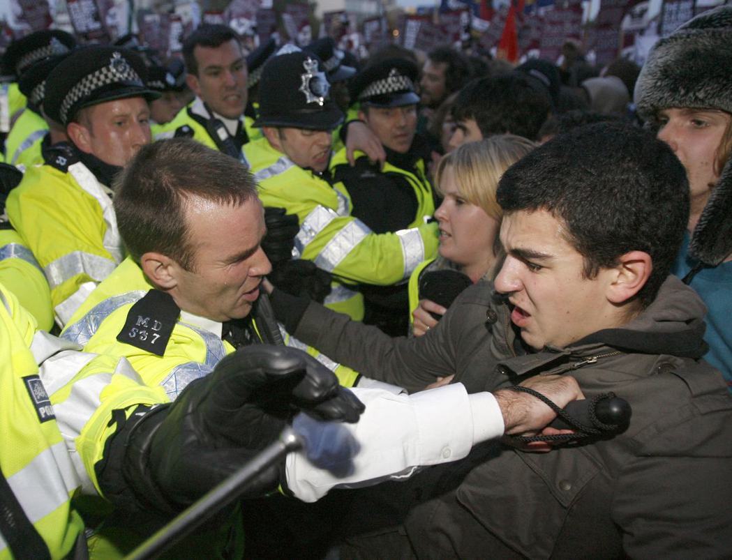 圖為倫敦警方與陳抗者間的衝突，倫敦警察的辨識方式以肩章呈現，英文為部門名稱，數字為該警員編號。 圖／路透社