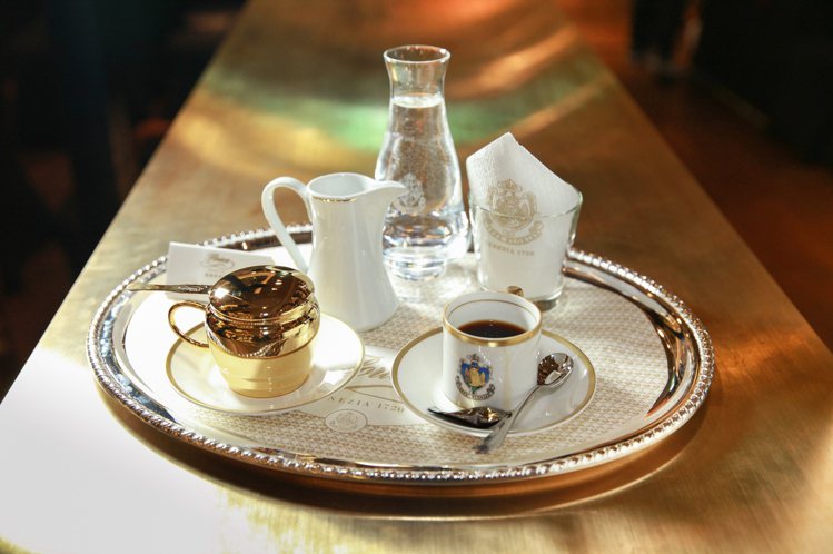 人氣飲品TOP 1「古銅濾杯咖啡」，近300年歷史的義式手沖咖啡，古銅金濾杯搭配鑲金咖啡杯，視覺與口感都相當令人享受，售價300元。圖／福里安花神咖啡提供