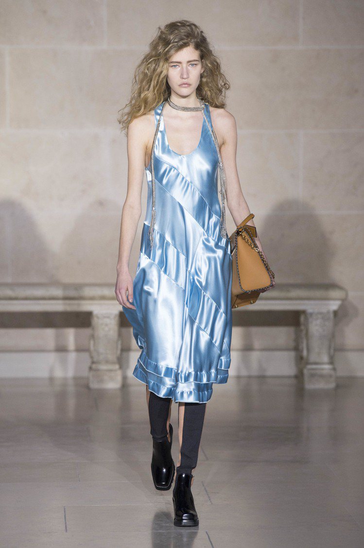 路易威登未來前衛的金屬緞面裙裝，擺動間散發性感魅力。圖／LV提供