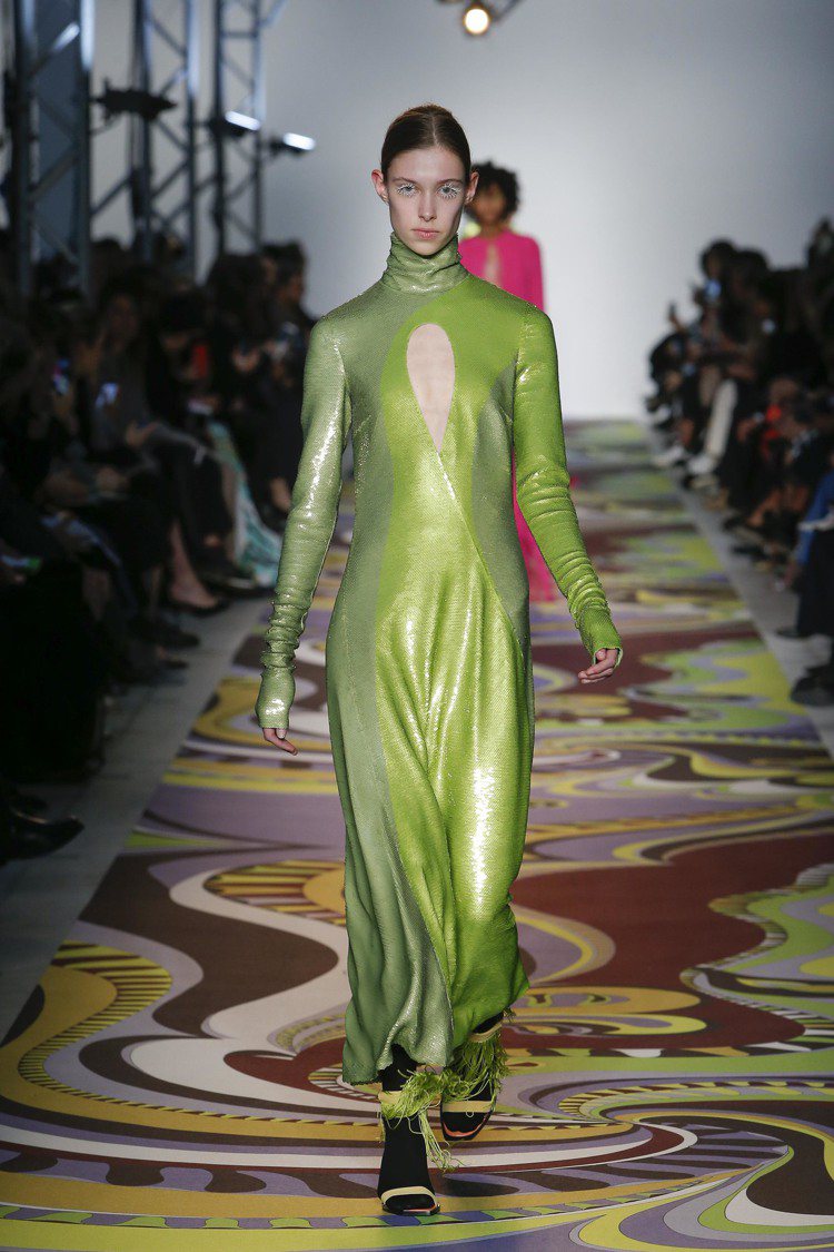 EMILIO PUCCI金屬未來感的裙裝，以草木綠帶來亮眼視覺。圖／EMILIO...