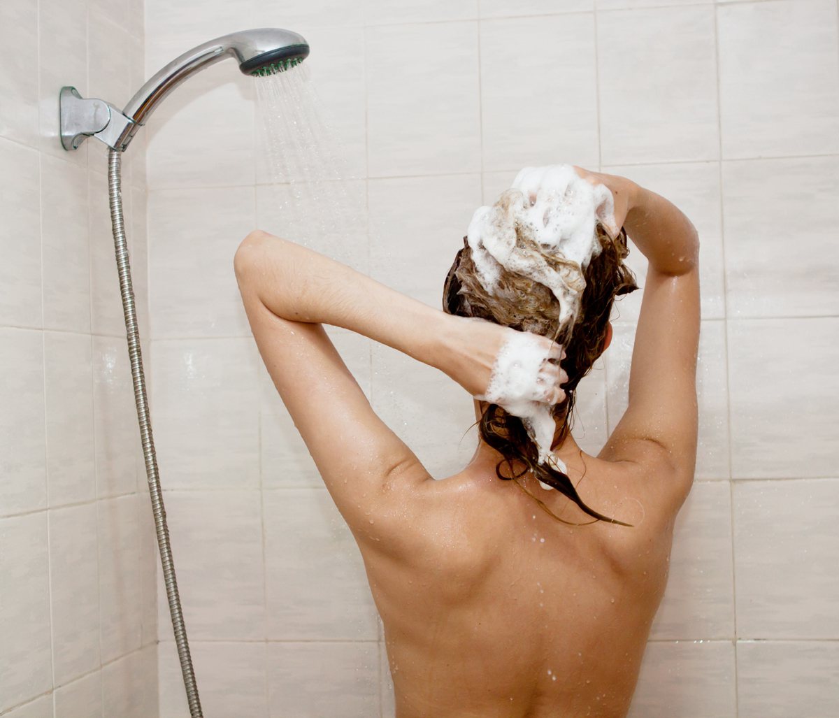 有些人發現不用洗髮精洗頭方式可以讓頭髮變得比較健康、落髮減少。<br />圖／ingimage授權