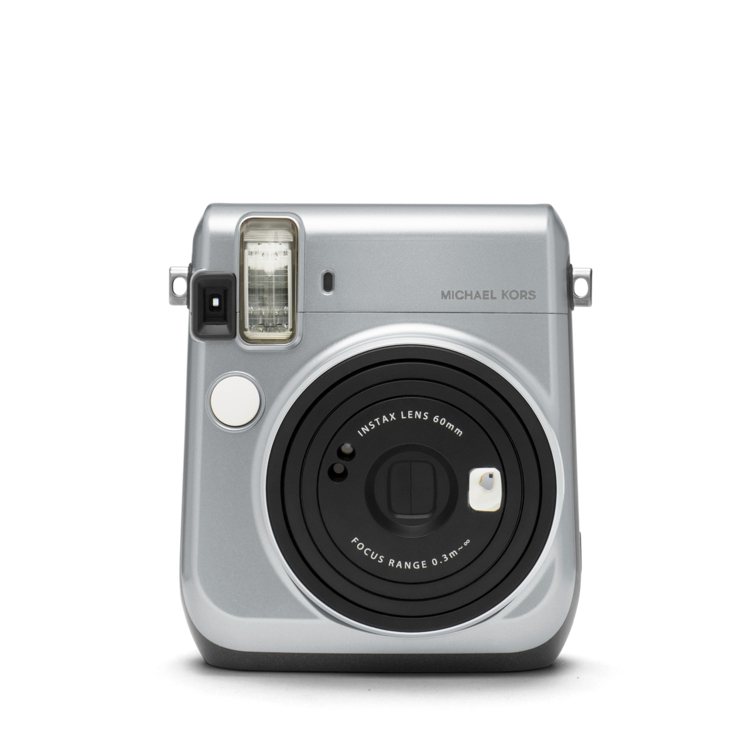 MICHAEL KORS x Fujifilm金屬銀色拍立得相機預計將於4月初上市。圖／MICHAEL KORS提供