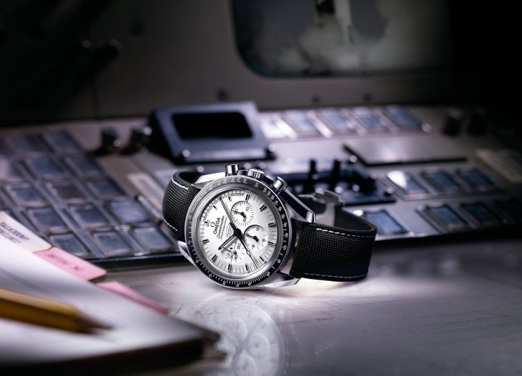 歐米茄超霸阿波羅13號銀色史努比獎章腕錶。 圖／各業者提供