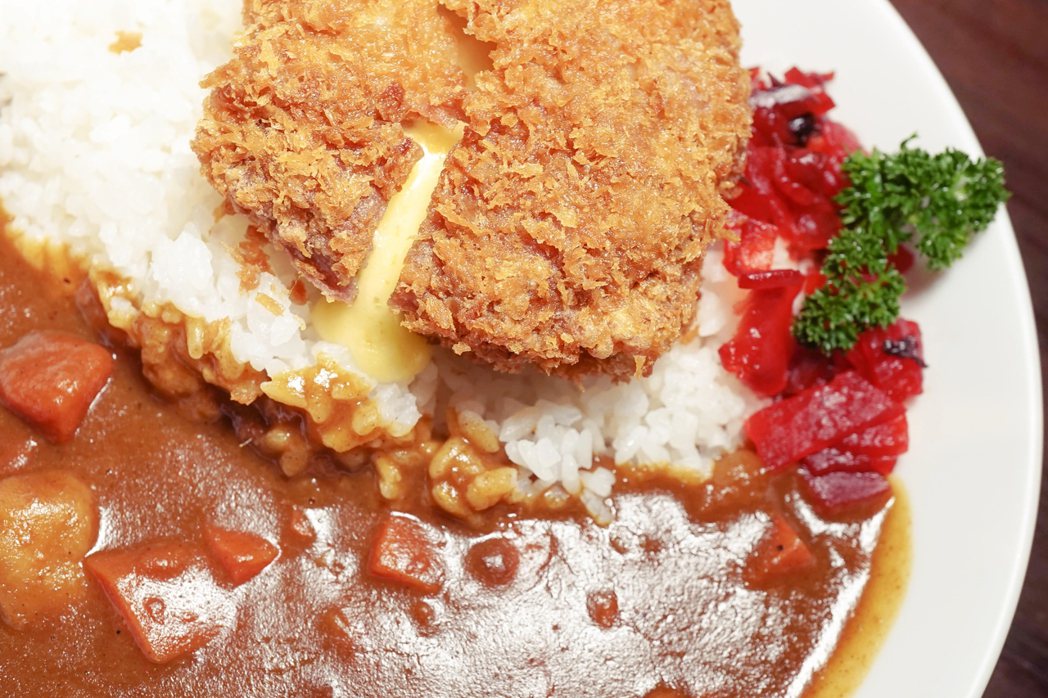 日式咖哩還有一項很重要的特色，配菜：福神漬（右側紅色）。 圖／Shutterst...