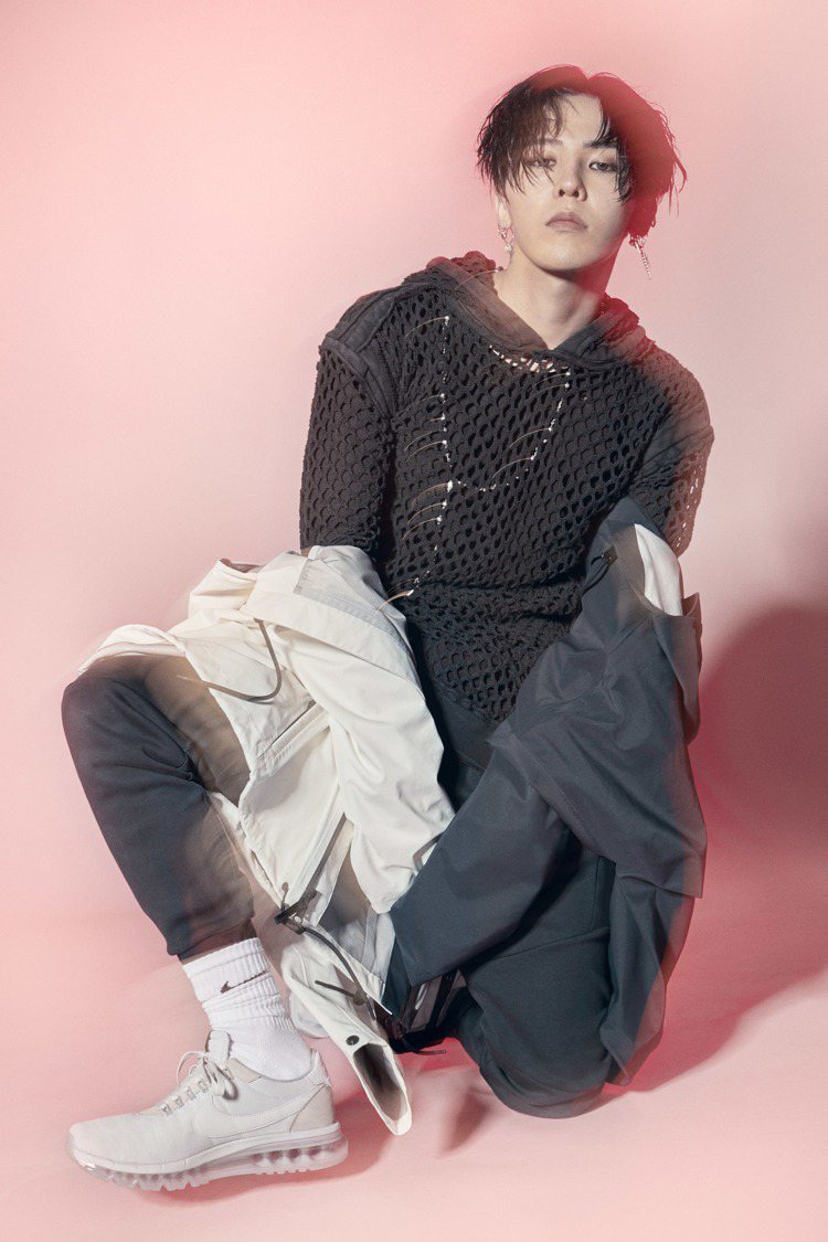 韓國歌手G-Dragon搶先穿上NIKE新款VaporMax限量鞋，6500元。...