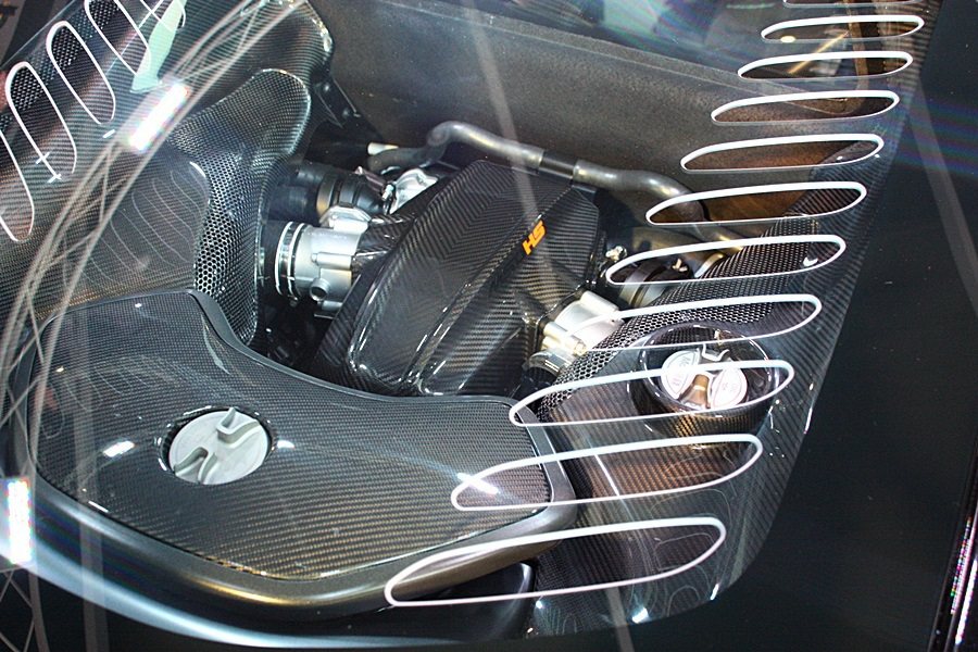 MSO HS搭載3.8公升V8雙渦輪增壓引擎，經調教後，馬力從675匹升級為68...