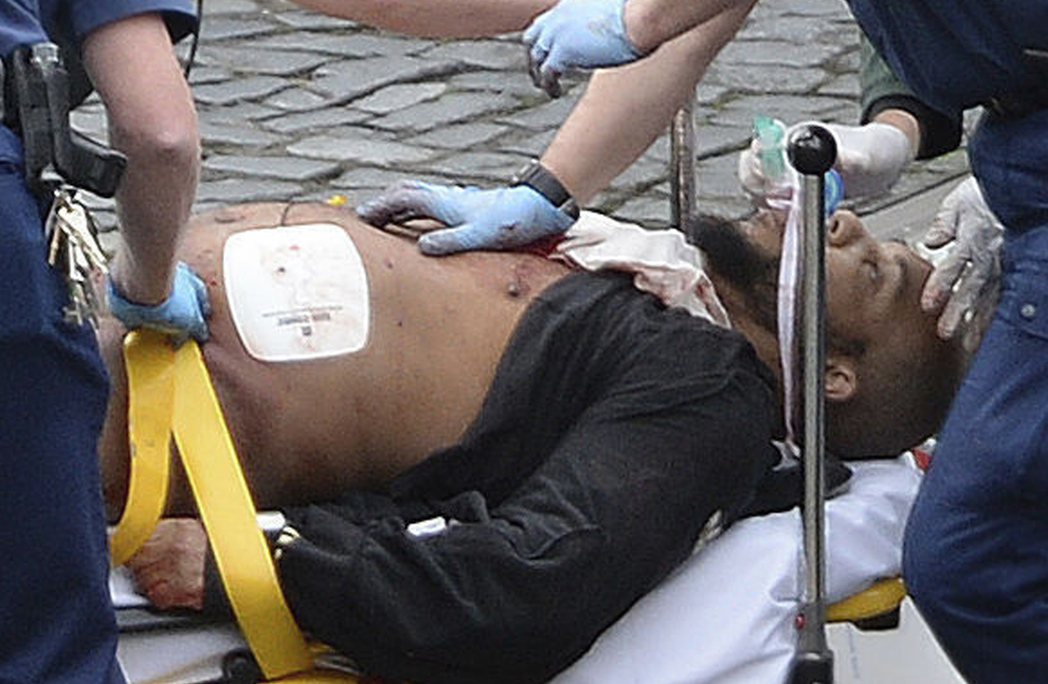 急救人員22日在倫敦國會大廈外急救遭警方槍擊的恐攻嫌犯，他最終不治。警方23日公...