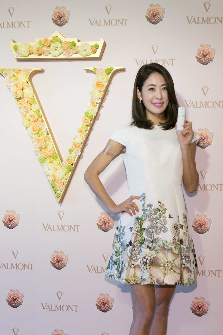 賈永婕今天瑞士頂級保養品牌VALMONT新推出的無齡美妍防曬乳站台，並分享個人防曬保養撇步。圖／VALMONT提供