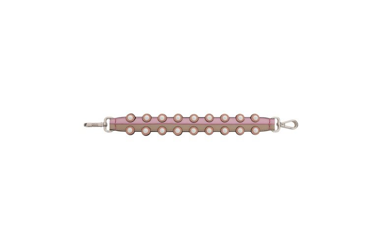 101獨賣款Mini Strap you粉色立體鉚釘提帶，售價24,700元。圖...