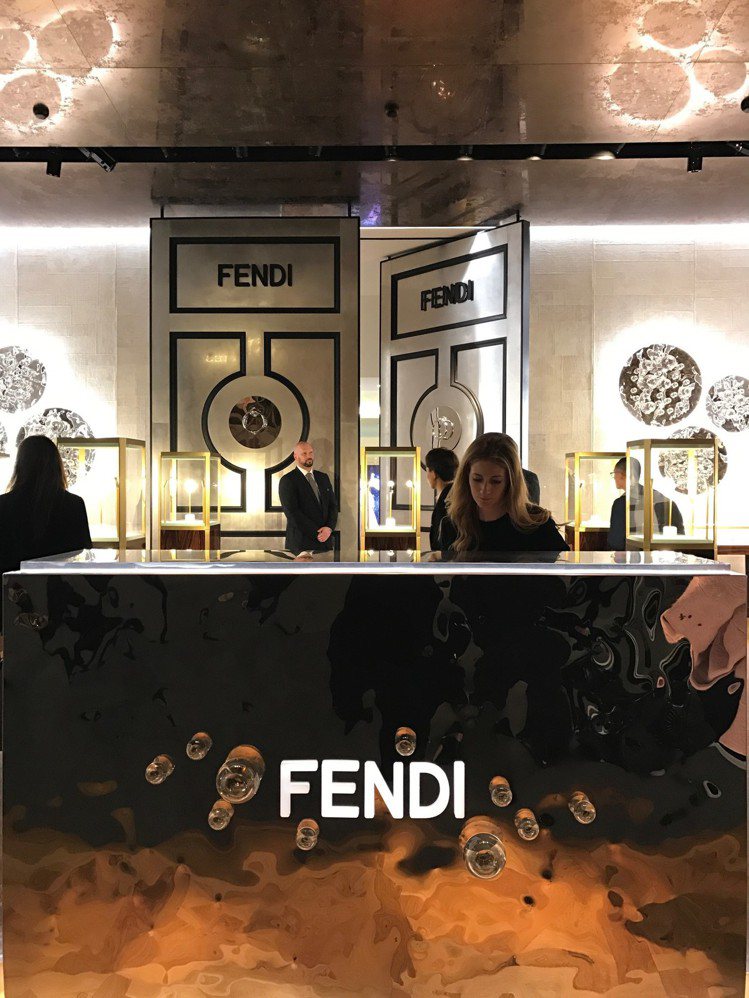 Fendi展場布置呼應新系列「I shine」的閃亮風格。記者祁玲／攝影