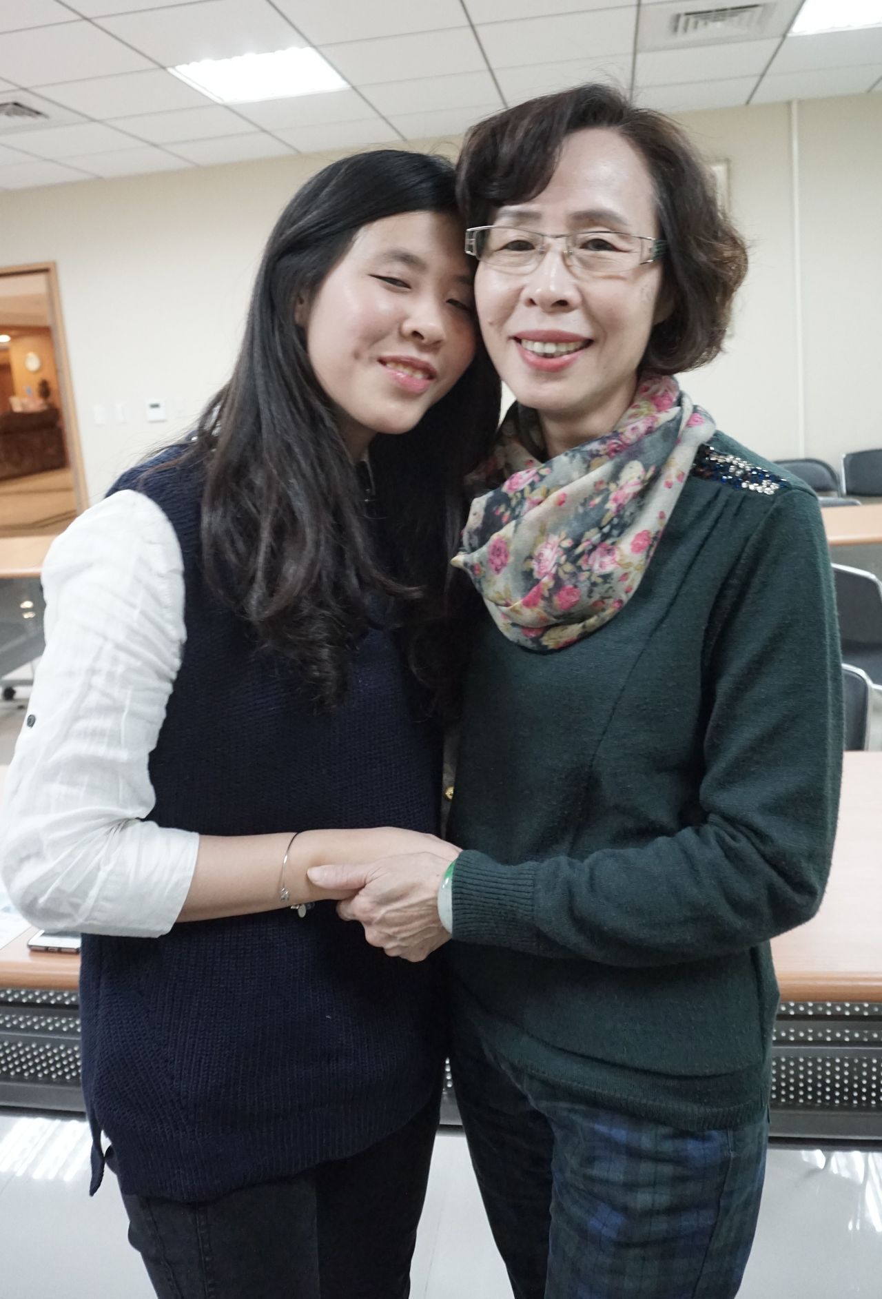 李姓婦人（右）紅著眼眶抱女兒說「當媽媽的感覺真的很好！」記者趙容萱／攝影