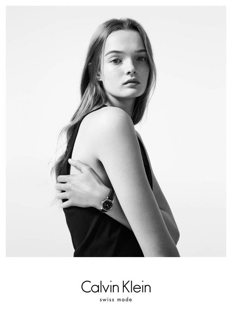 Calvin Klein watches + jewelry全新廣告以「YOUTH青春」主軸，啟用有「90後凱特摩絲」之稱的新星LULU擔綱拍攝。圖／Calvin Klein 提供