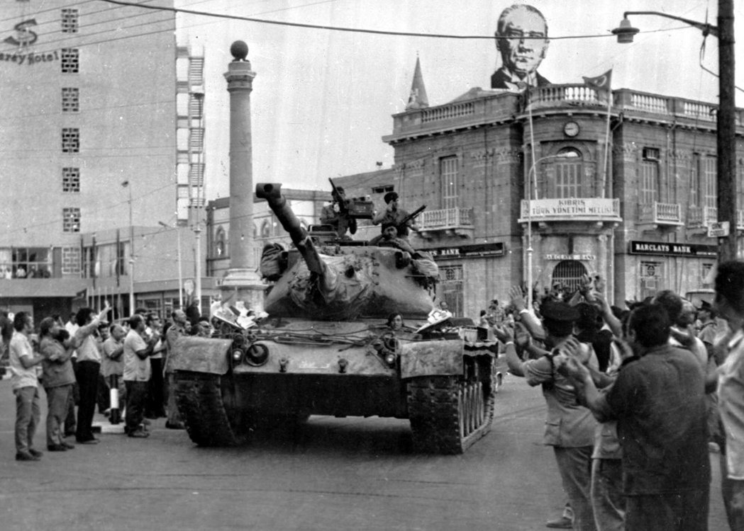 開入尼古西亞的土耳其戰車。1974年土耳其「入侵」賽普勒斯，一島分裂成兩國的局面...