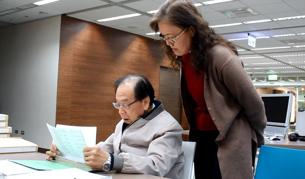 前台南市長張燦鍙(左)首次至檔案局調閱美麗島事件檔案。記者林麒瑋╱攝影