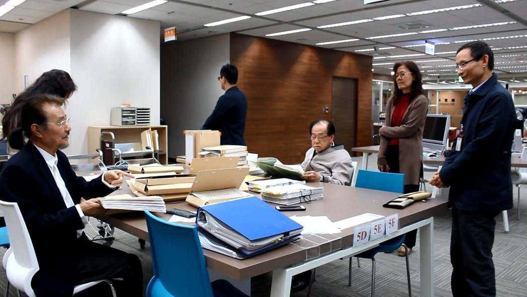 施明德(左)赴檔案局調閱檔案遭刁難，該局選擇性公開有限檔案。記者林麒瑋╱攝影