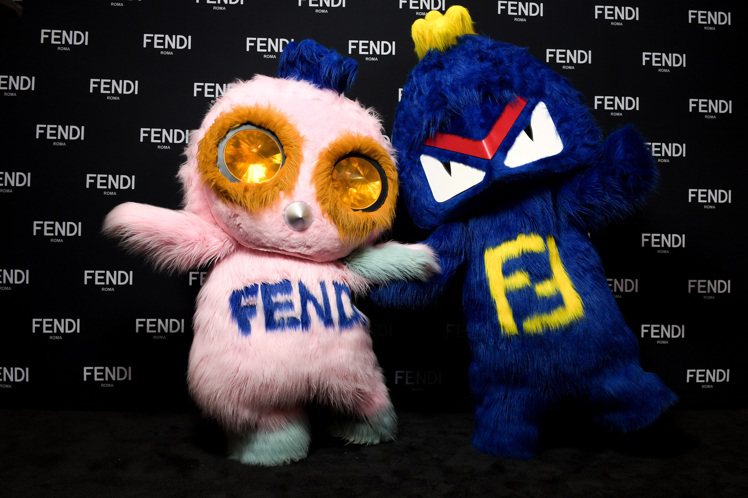 粉紅色Piro-chan和藍色Bug-kun是FENDI澳洲雪梨店的開幕貴賓。圖／FENDI提供