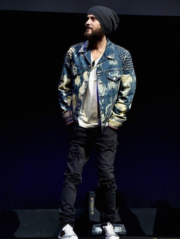傑瑞德雷托穿著Gucci 2017 早春鉚釘石洗藍染牛仔外套，配上刷破黑色牛仔褲與Gucci Ace系列球鞋。圖／摘自justjared.com