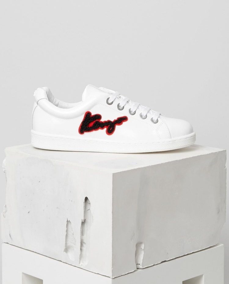 Kenzo選用紅色描邊的黑字將品牌名稱刺繡在鞋上。圖／摘自Kenzo官網